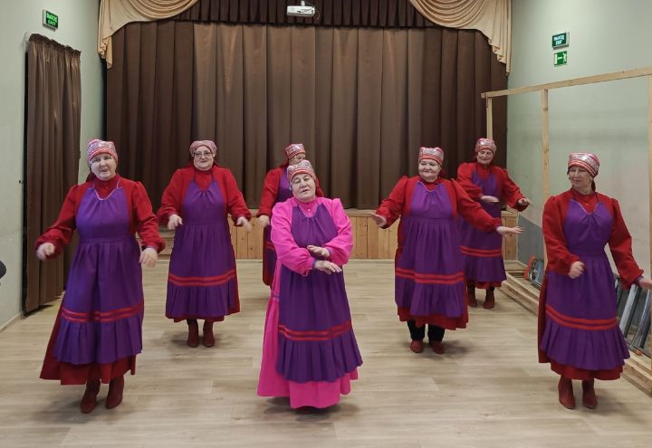 Бахтада өлкән буын сызыклы биюләрне үзләштерә