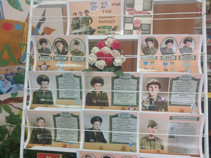 Керәшен Сәрдәсе мәдәният йортында «Таш кыялар илендә» дип исемләнгән күргәзмә эшли