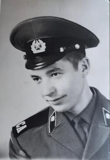 Солдат шинелен милиция формасына алыштырган Михаил Ермаков