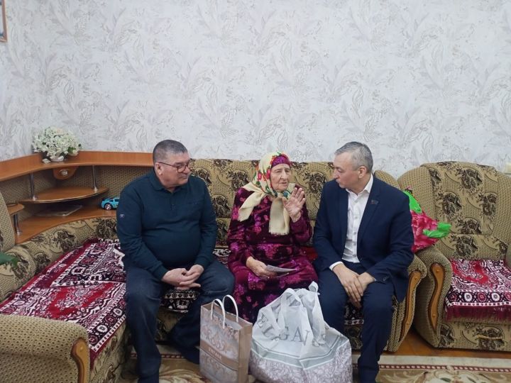 Зичәбашта яшәүче тыл ветераны Раиса Кузнецова кунаклар кабул итте