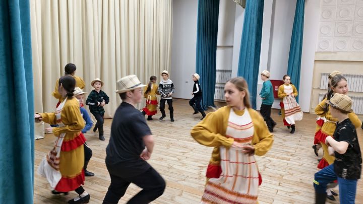 Мәләкәстә балаларны халык уеннары белән таныштырганнар