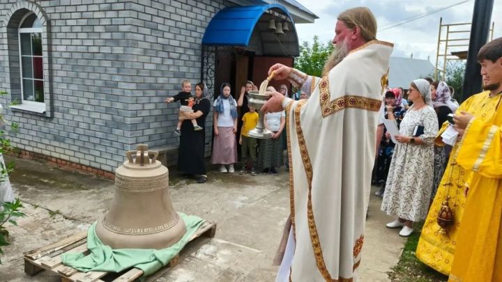 В селе Сетяково на звонницу храма подняли новый большой колокол