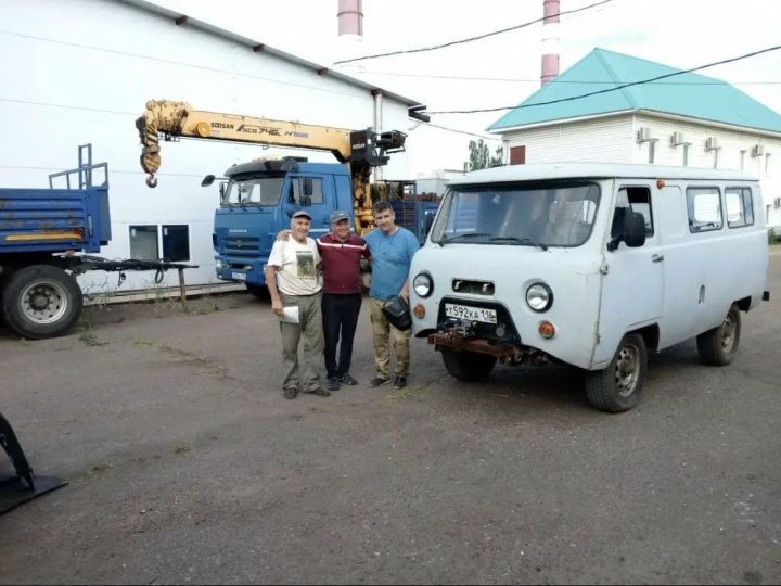 Иске Мәлкәннән Пузырёвлар гаиләсе хәрбиләргә УАЗ машинасы җибәрә