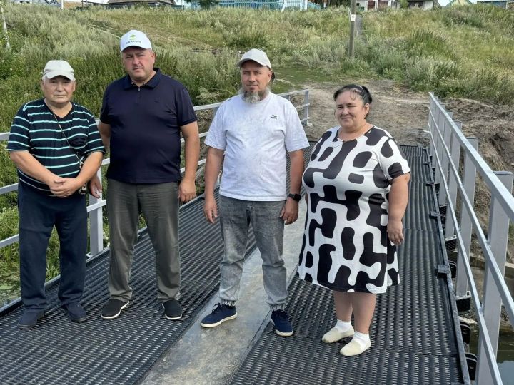 Глава района Кайбицкого района проверил обновлённый мост в Большом Тябердине